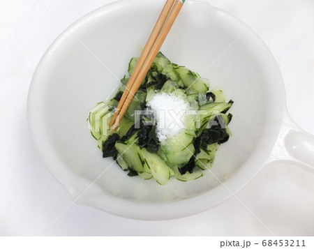 きゅうりとワカメの酢の物　酢と砂糖を混ぜる 68453211