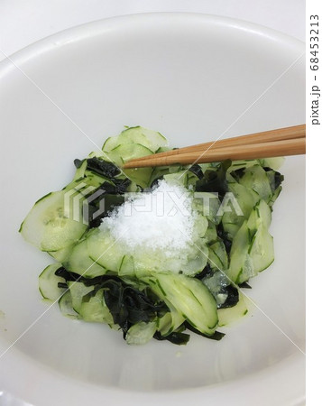 きゅうりとワカメの酢の物　酢と砂糖を混ぜる 68453213