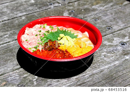 海鮮丼 うに いくら マグロ 下関 唐戸市場 屋外の写真素材