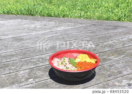 海鮮丼　うに　いくら　マグロ　下関　唐戸市場　屋外 68453520