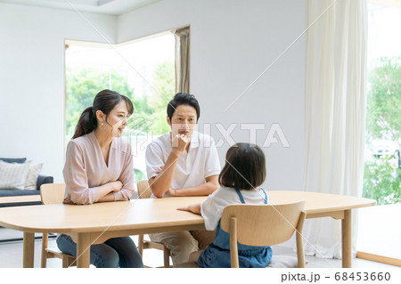 子供と話す夫婦　子育て　育児　教育 68453660