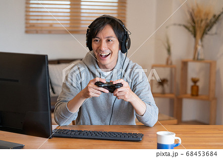 オンラインゲームをする若い男性 68453684