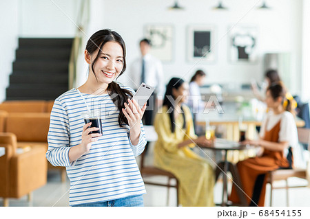 カフェの若い女性 68454155