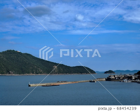 相生湾の西側にある坪根漁港と東側金ヶ崎の風景 相生湾の西側にある坪根漁港と東側金ヶ崎の風景 68454239