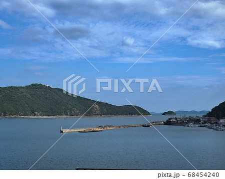 相生湾の西側にある坪根漁港と東側金ヶ崎の風景 相生湾の西側にある坪根漁港と東側金ヶ崎の風景 68454240