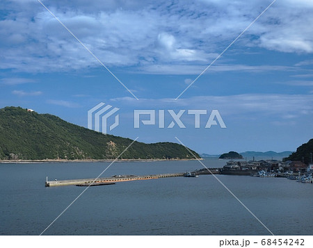 相生湾の西側にある坪根漁港と東側金ヶ崎の風景 相生湾の西側にある坪根漁港と東側金ヶ崎の風景 68454242