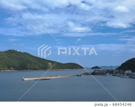 相生湾の西側にある坪根漁港と東側金ヶ崎の風景 相生湾の西側にある坪根漁港と東側金ヶ崎の風景 68454246