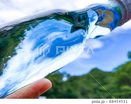 ラムネ瓶越しに見上げる夏の青空の写真素材