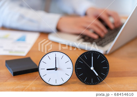働き方改革　9時から5時までのイメージ 68454610