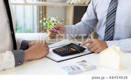 Agents, brokers or real estate business professionals advise clients who want to take out home insurance and offer terms and conditions for approval, Finance or Accounting and Insurance Concept Agents, brokers or real estate business professionals advise clients who want to take out home insurance and offer terms and conditions for approval, Finance or Accounting and Insurance Concept 68454626