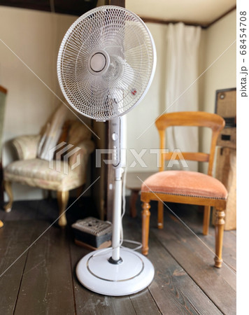 日本の家庭で使用されている扇風機 日本の家庭で使用されている扇風機 68454708