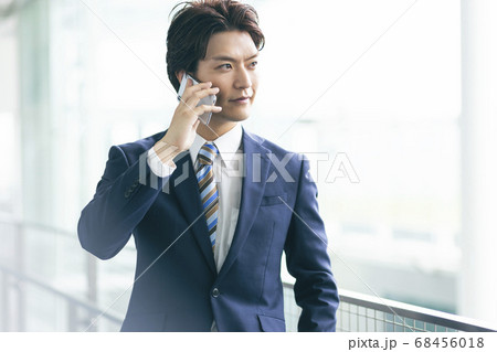 スマホで話すビジネスマン スマホで話すビジネスマン 68456018