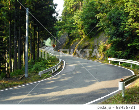 くねくね曲がる山道 くねくね曲がる山道 68456731