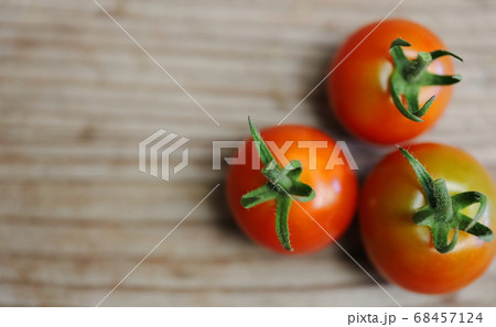 木の上に置いた美味しそうなミニトマト 木の上に置いた美味しそうなミニトマト 68457124