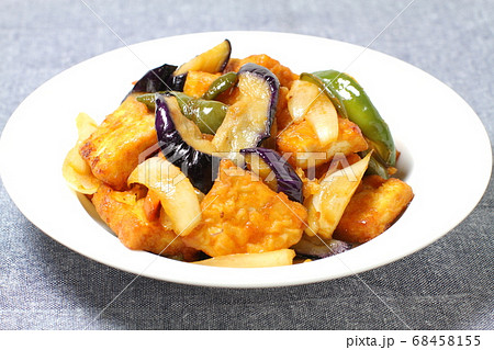 厚揚げと野菜の炒め物、ケチャップ風味の甘酢炒め、白い皿盛り 68458155