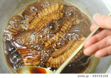 煮魚、かすべの煮つけ、調理シーン 68458168