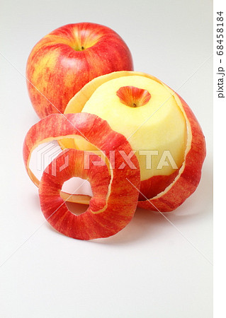 二個のリンゴ、皮のむきかけ一個、白バック 68458184