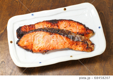 焼き魚、こんがり焼けた銀鮭の塩麹焼き 焼き魚、こんがり焼けた銀鮭の塩麹焼き 68458207