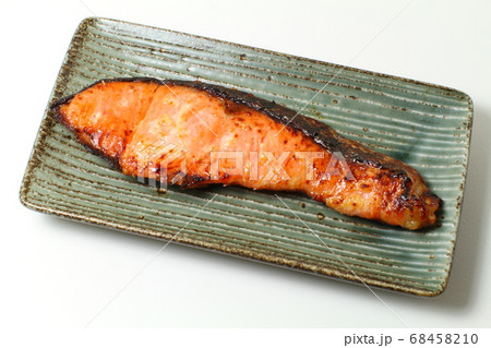 焼き魚、こんがり焼けた銀鮭の塩麹焼き 焼き魚、こんがり焼けた銀鮭の塩麹焼き 68458210