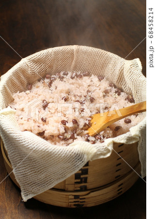 せいろで蒸し立て、炊きたての赤飯、湯気 68458214