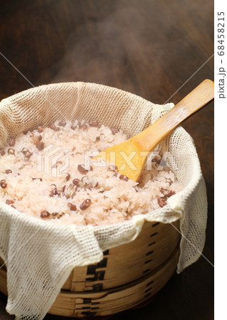 蒸籠で蒸し立て、炊きたて赤飯、湯気 68458215