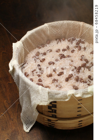 蒸籠で蒸し立て、炊きたての赤飯、湯気 68458219