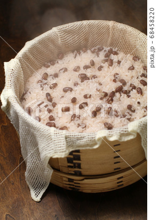 蒸籠で蒸かし立て、炊きたて赤飯、湯気 68458220