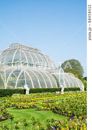 ロンドン郊外のキューガーデンの大きな温室 68458415