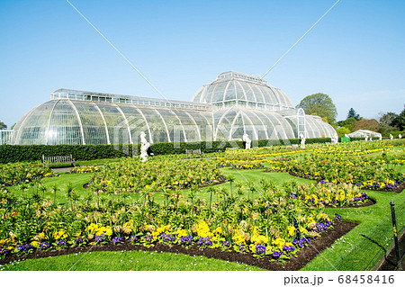 ロンドン郊外のキューガーデンの大きな温室 68458416
