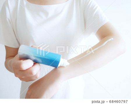 日焼け止めを塗る女性 68460797