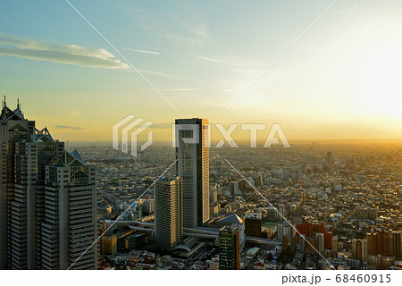 東京都庁から都市の夕景 68460915