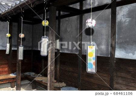 夏イメージ 風に揺れる風鈴の写真素材