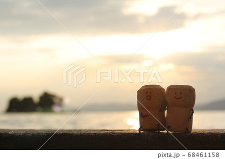 夕日と嫁が島をバックにハイチーズ！ 68461158