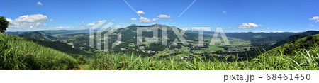 阿蘇のカルデラ地形を俯瞰したパノラマ写真 68461450
