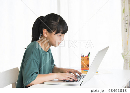 オンライン授業　女の子　中学生 68461818