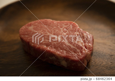 アカシアプレートにのせた生の牛フィレステーキ 68462364