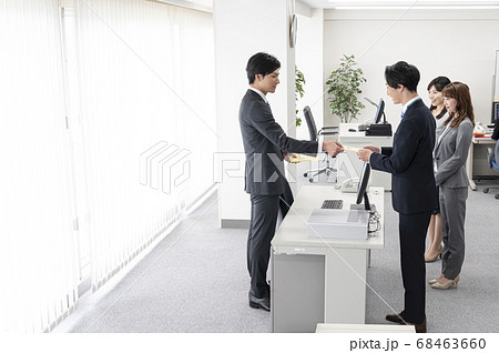 特別賞与を受け取る若い社員 特別賞与を受け取る若い社員 68463660