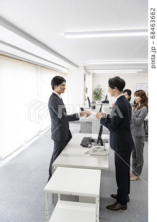特別賞与を受け取る若い社員 特別賞与を受け取る若い社員 68463662