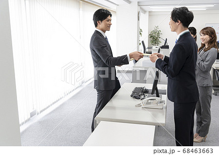 特別賞与を受け取る若い社員 特別賞与を受け取る若い社員 68463663
