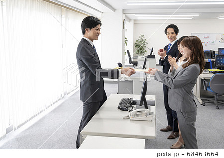 特別賞与を受け取る若い社員 68463664