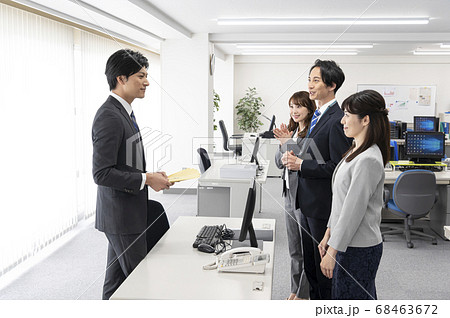 特別賞与を受け取る若い社員 68463672