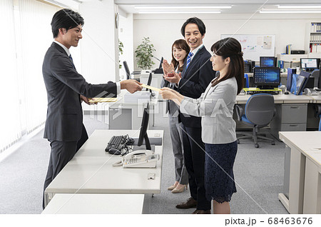 特別賞与を受け取る若い社員 特別賞与を受け取る若い社員 68463676