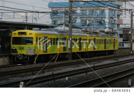 流鉄流山線、馬橋駅に停車中の普通列車（2000形） 68463691