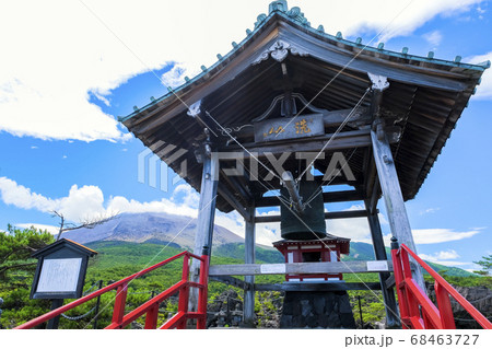 鐘楼堂と浅間山 68463727