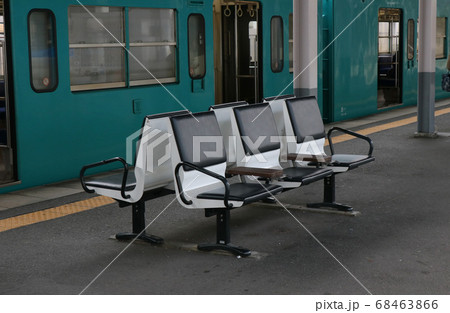 駅のベンチ 68463866