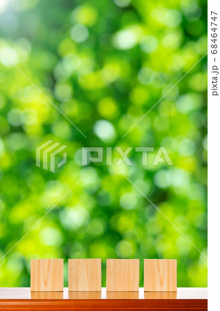 4文字木製ブロックと緑背景 68464747