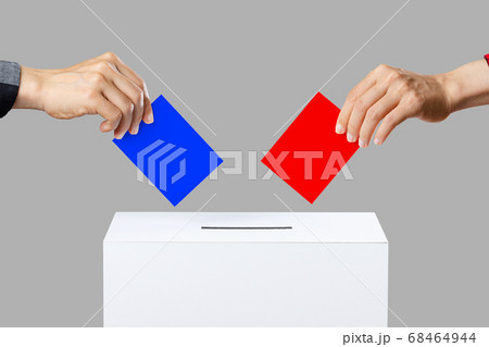 投票をする人々 68464944
