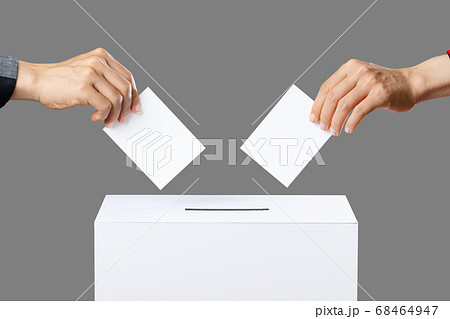 投票をする人々 68464947