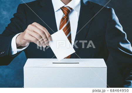 投票をするビジネスマン 投票をするビジネスマン 68464950