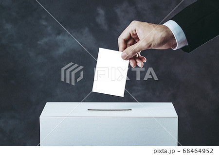 投票をする人 68464952